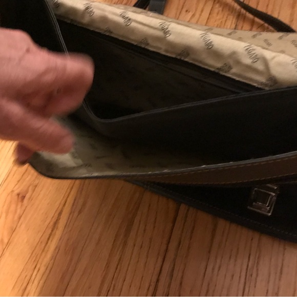 Pegaro leather computer caring bag in great condition - Picture 6 of 9